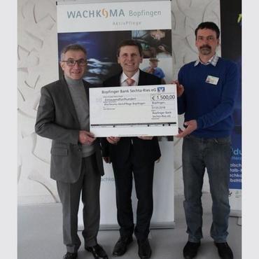 Die Bopfinger Bank hat 1500 Euro an die Wachkoma-Station gespendet. Von links: Pflegedirektor Günter Schneider, Bankvorstand Franz Zekl und Knut Frank von der Wachkoma-Station. (Foto: Bopfinger Bank)