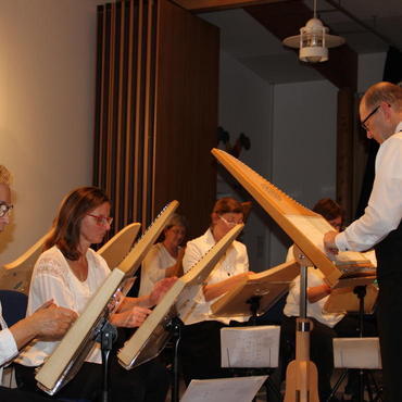 „Kreuz und quer durch die Lande“ lautete das Motto des Programms, das das Ensemble unter Leitung von Jonathan Pfaff darbot. Foto: mj 
